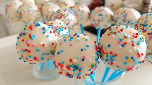 Кейк Попсы в шоколадной глазури. Пирожные на палочках рецепт.