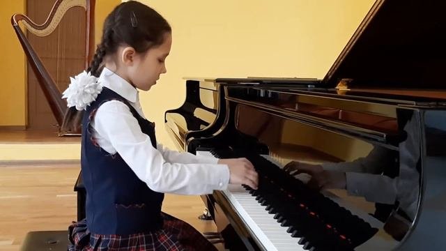 Старинная французская песня, переложение С.Ляховицкой. Исп. Аня Сильвестрова, 1 кл.