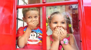 Диана и папа гуляют на ферме овец Видео для детей Diana and papa play at farm sheep