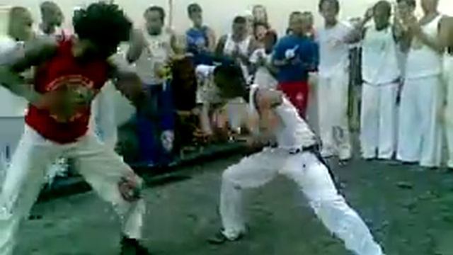 Roda da turma de Bamba em frente a Associação de Capoeira Mestre Bimba. смотреть онлайн
