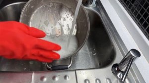 Как очистить кастрюлю от жира и нагара! Самый быстрый способ