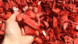 Декоративная щепа красная для мульчирования почвы. Декор для сада от производителя «Цветники Ру».