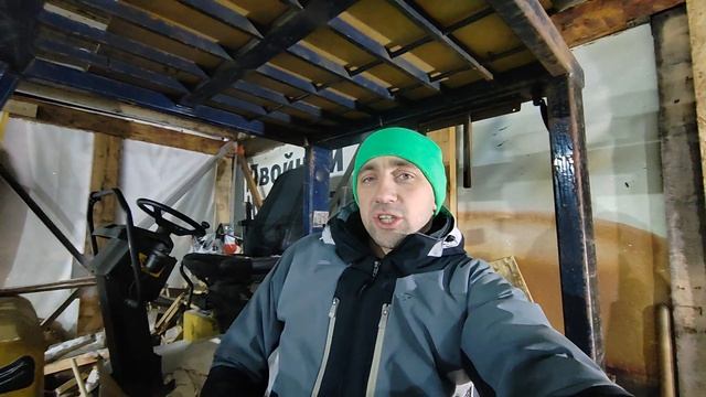 Сколько заработал вилочный погрузчик за год ?