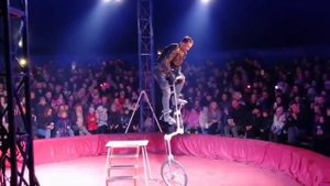 Цирк _ Акробат кататься на одном колесе