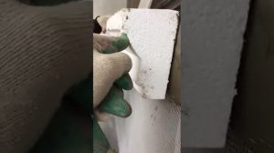 Приклейка пенопластового декоративного элемента на фасад дома, нанесение клея гребёнкой