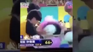 Лопание шаров попой