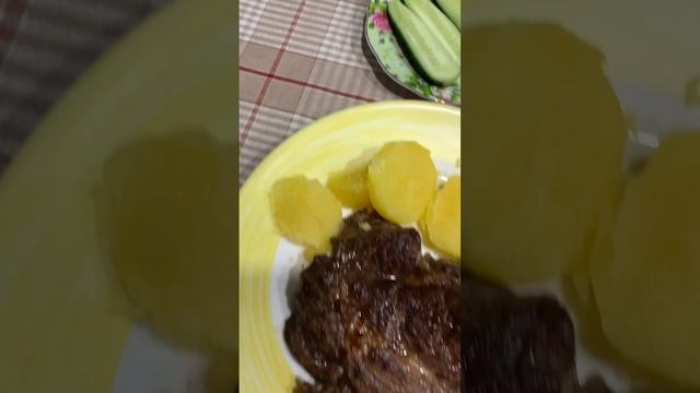 Говядина-стейк,картофель и огурчики.Очень вкусно?#лайфстайлблог #едимвкусно #блоггер #ужиндома #еда