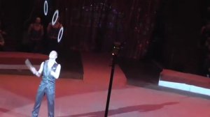 Жонглер классно(круто) жонглирует это просто класс-Juggler cool(cool) juggling is just class-