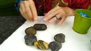 Видео игрушки для девочек: Кукла Барби и Баба Маня на рыбалке! Кто поймает рыбу, Баба Маня или Барб