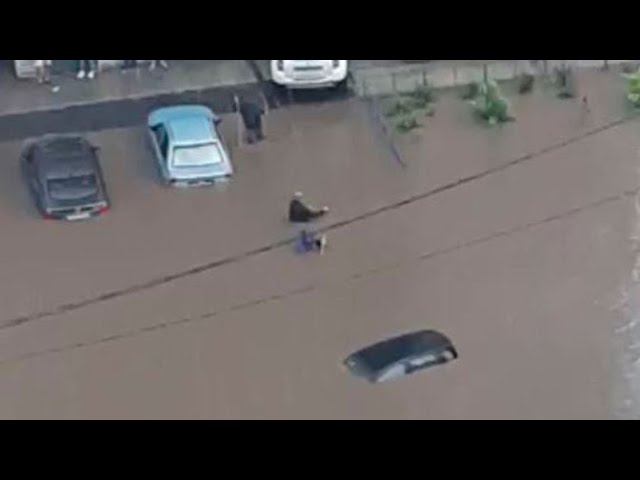 После проливных дождей в Ростовской области затопило улицы