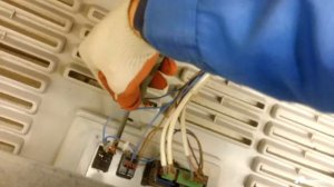 Не включается холодильный шкаф АРИАДА R700VS. Замена клавиши включения.