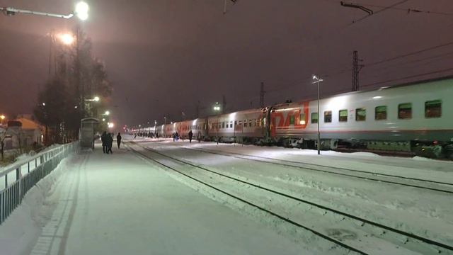 Залетает!!! Поезд №262, сообщением С.-Петербург- Мурманск,под ЭП1-185, прибывает на станцию Апатиты смотреть онлайн