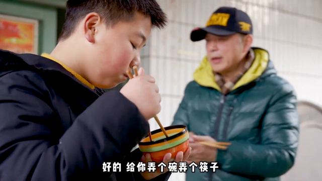一家人團聚，小雨做烤肉燉筒子骨，葷素搭配，一家人吃得津津有味！ 【市民朱小雨】