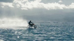 На мотоцикле по воде - это невероятно!