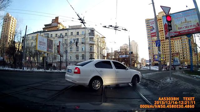 Милиция нарушает правила движения. Левый поворот. смотреть онлайн