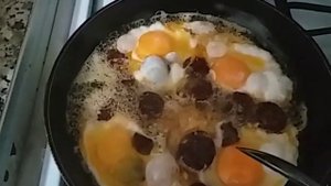 Одна из блюд турецкой кухни на завтрак!Суджук с яичницей!Очень вкусно!