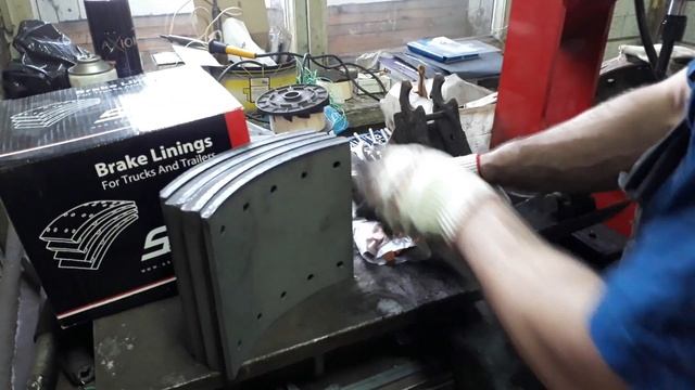 Как наклепать тормозные накладки смотреть онлайн