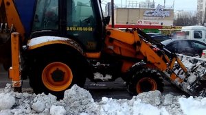 Трактор "убирает" снег