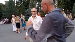 ЛЮБИ И ЛЕТАЙ! ТАНЦЫ В ПАРКЕ ГОРЬКОГО ХАРЬКОВ СЧАСТЛИВЫЕ ДНИ