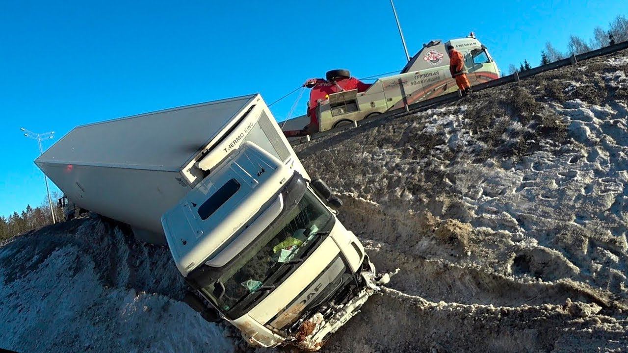 ДТП на ЦКАД. Улетел в 7-ми метровый кювет. Работа при угрозе опрокидывания. [ПЕРЕЗАЛИВ] смотреть онлайн