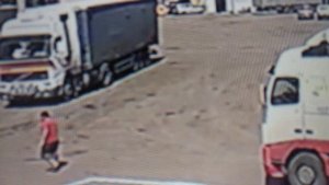 ДАЛЬНОБОЙЩИКИ СМОТРИТЕ ОНИ СРЕДИ ВАС. КРАСНО БЕЛАЯ ВОЛЬВО.