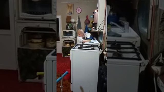 Братик Максик ?помогает маме мыть посуду смотреть онлайн