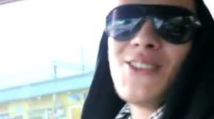 Парень читает реп девушке:***