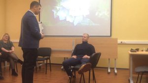 Сцена: социальный работник и получатель социальных услуг на дому