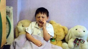 Вот почему бедный мальчик спит целыми неделями, не просыпаясь