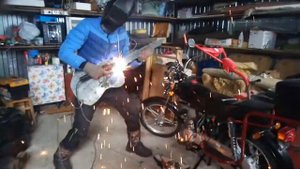 КАК ИГРАТЬ ТЯЖЕЛЫЙ РОК НА ЭЛЕКТРОГИТАРЕ (Slipknot-Devil in I) Смотреть с 3 минуты)))