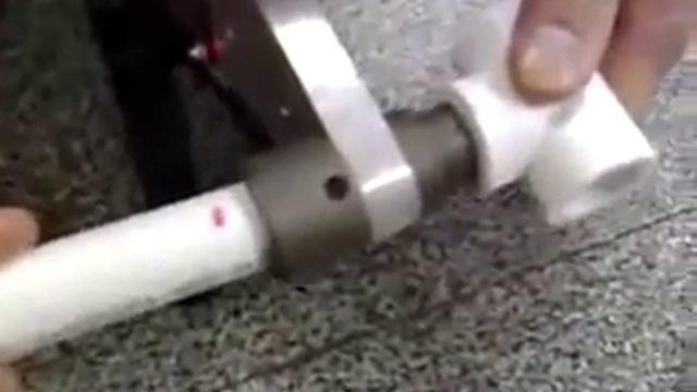 Пайка пластиковых труб видео. Пайка полипропилена в неудобных местах. Как паять полипропиленовые трубы для отопления своими руками. Спаять полипропиленовые трубы не перекрывая воду. Как паять полипропиленовые трубы для отопления в неудобных местах