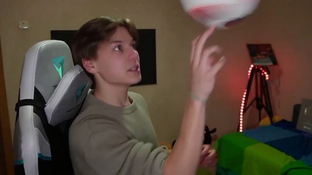 СЛАВА КОРБИ УЧИТ ПОДПИСЧИКОВ, КРУТИТЬ МЯЧ НА ПАЛЬЦЕ / СТРИМ СЛАВЫ КОРБИ @SlavaCorbie смотреть онлайн