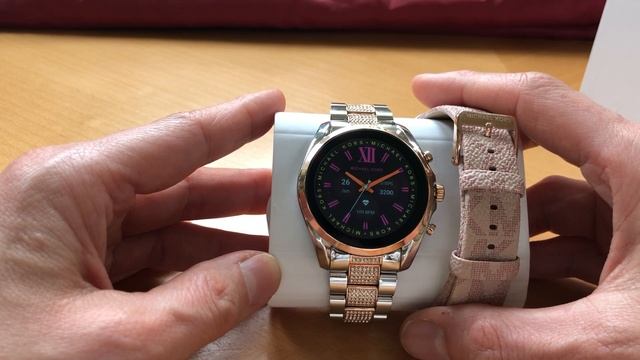 Michael Kors Zweifarbige Smartwatch Gen 6 Bradshaw mit Pavé-Fassung und Logo-Armband im Set Unboxin смотреть онлайн