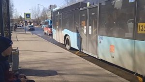 Автобус НефАЗ следует по маршруту 135