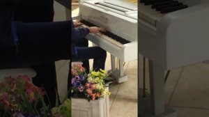 Парень красиво играет на рояле  в торговом центре