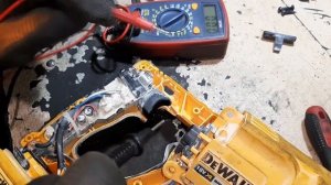 Перфоратор DeWalt DCH033 не включается.