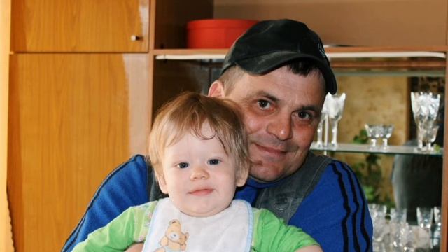 Кто-то называет батя, кто-то отцом называет...а я называю папа...ведь лучше отца не бывает... смотреть онлайн