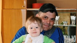 Кто-то называет батя, кто-то отцом называет...а я называю папа...ведь лучше отца не бывает...