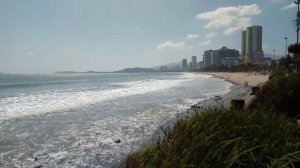 Огромные волны на центральном пляже Нячанга, Вьетнам