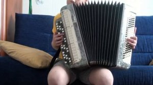 Смуглянка-молдованка на баяне!