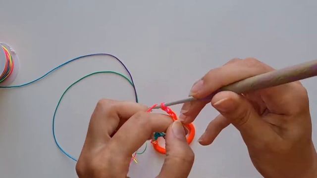 АФРОРЕЗИНКА КРЮЧКОМ. Разноцветная косичка на резинке. Канекалон. Коса из резинок.Резинка с косичкам смотреть онлайн