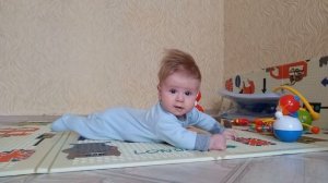 Ребёнку 3 месяца, лежим на животике, пытаемся ползти.