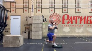 Сплит-приседания с гантелью у груди с подставкой под передней ногой