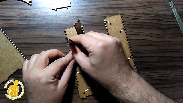 Башня для бросания кубиков. Видеоинструкция по сборке.