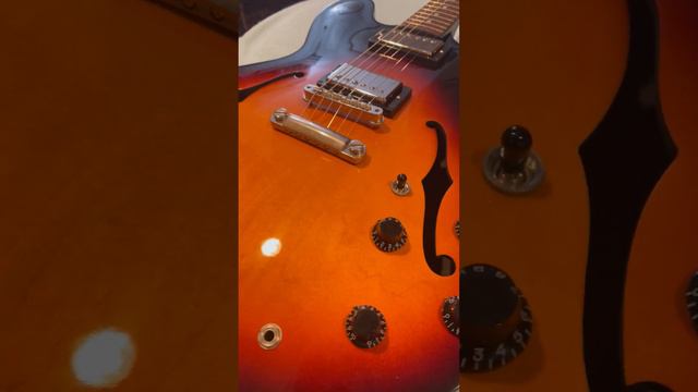 Gibson ES-335 Memphis смотреть онлайн