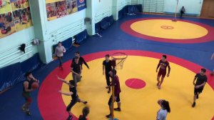 Борцы играют в регби