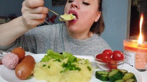 Мукбанг сочные сардельки, пюре, помидорки маринованные и малосольные огурчики #мукбанг