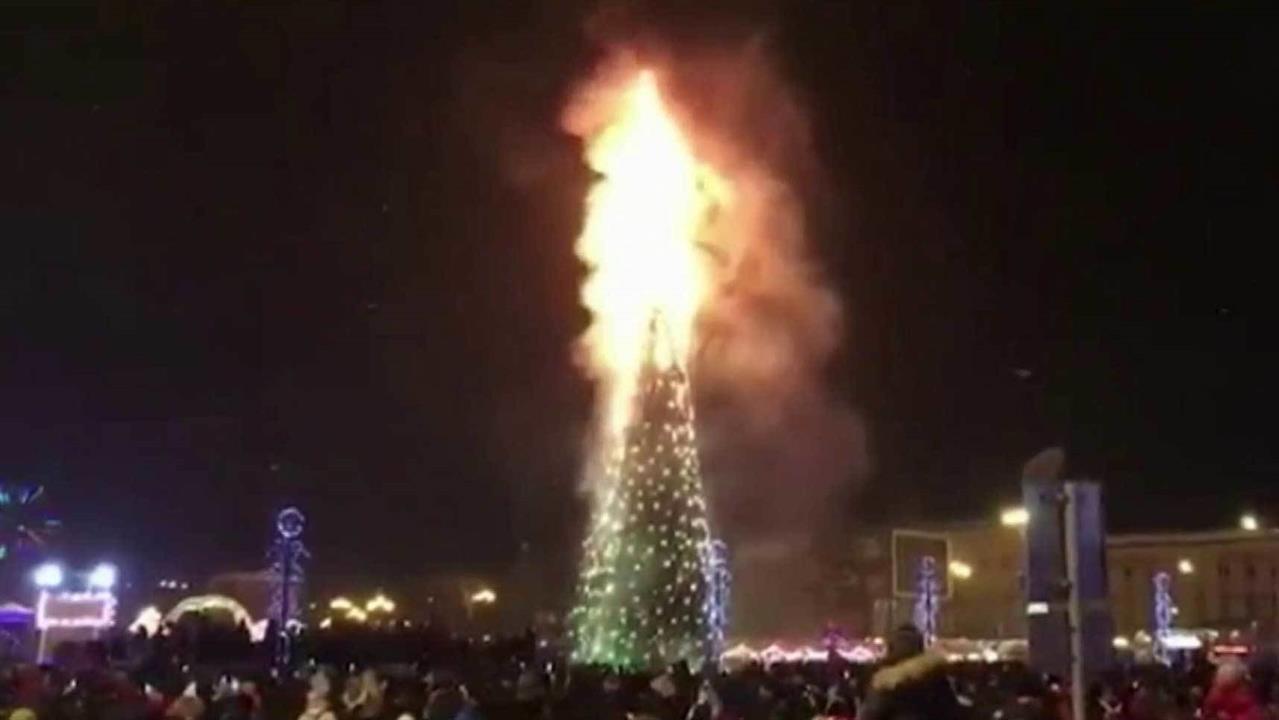 В Южно-Сахалинске прямо во время празднования Нового года загорелась главная городская елка