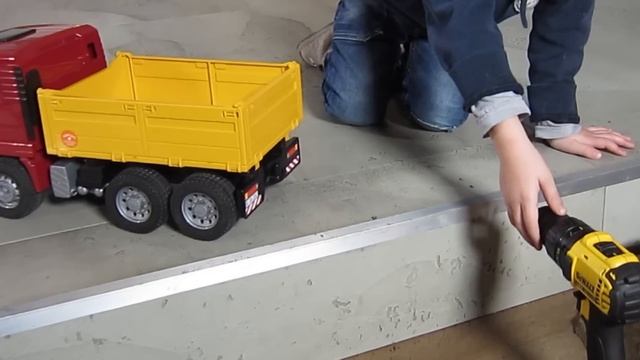 BRUDER toy TRUCKS for Children ♦ MAN TGA Tipper (Pimp my M.A.N) смотреть онлайн