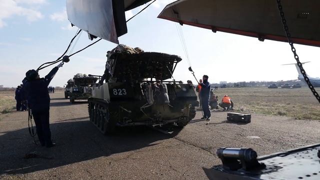 Погрузка техники ВДВ в самолет Ил-76МД в Краснодарском крае